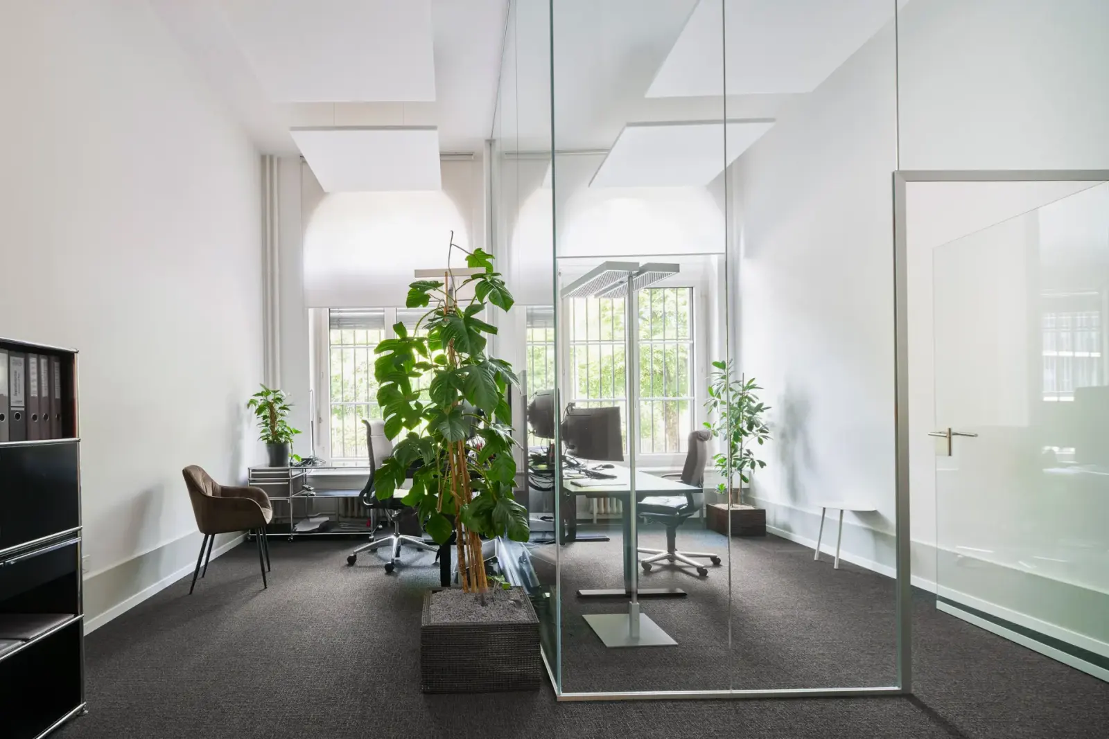 Büroräume von Kallang mit Aktenregal, Glaswand und Arbeitsplätzen